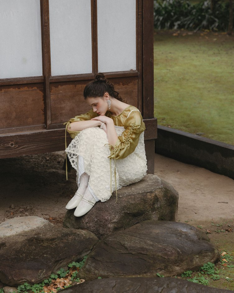 日系圓領抽皺袖透膚長版上衣