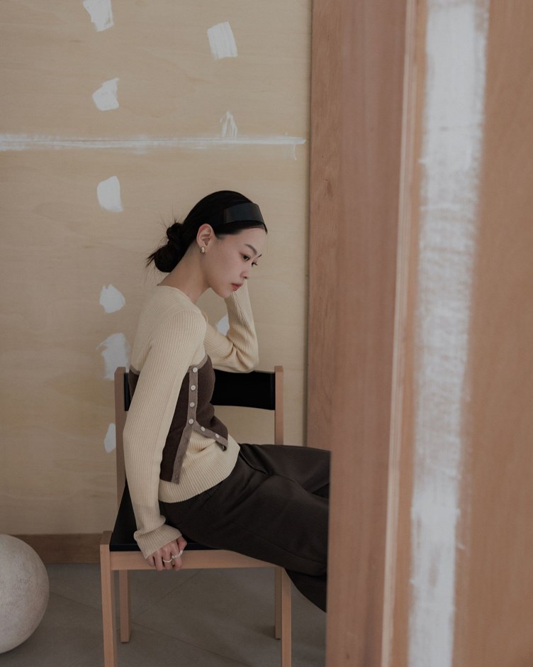 袖口配色坑條針織上衣