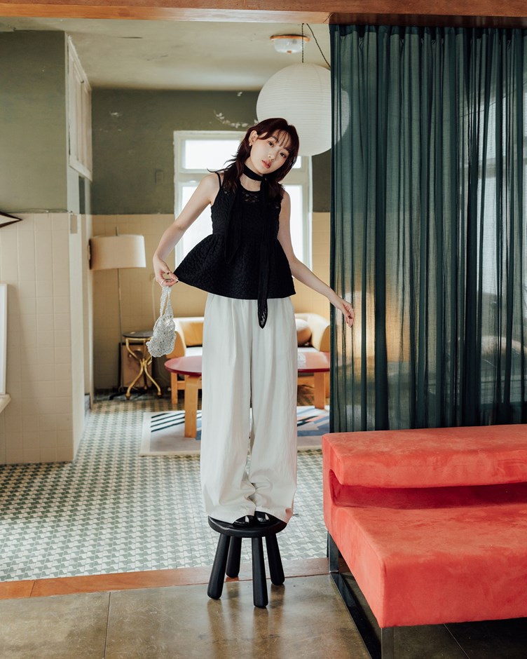 花朵壓紋綁帶背心