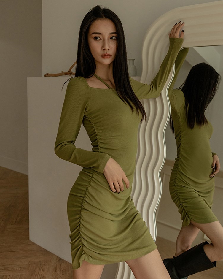 交叉繞脖側抓皺洋裝(And more)