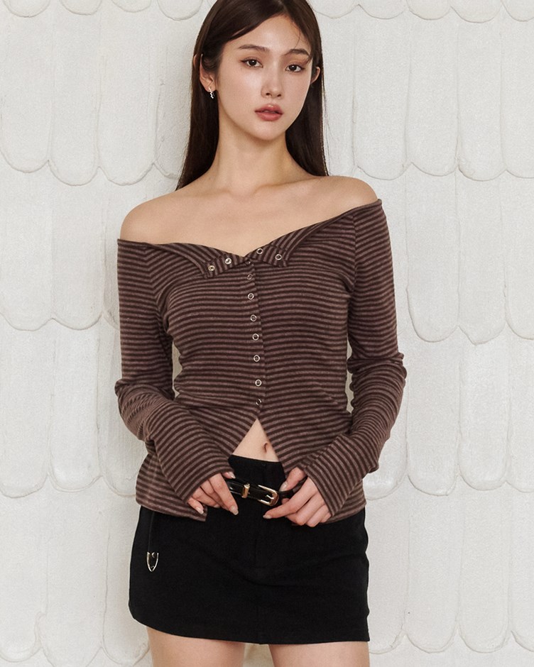 01 一字領排釦條紋長袖上衣