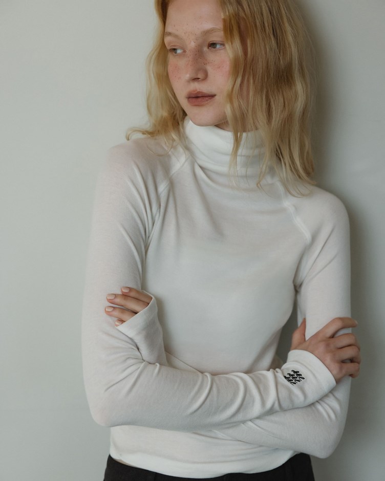 品牌LOGO天絲羊毛高領上衣