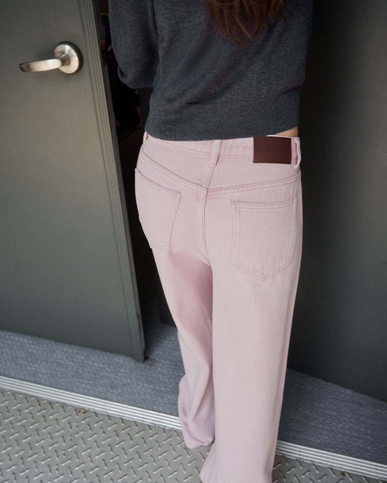 品牌LOGO水洗刷色剪裁牛仔褲