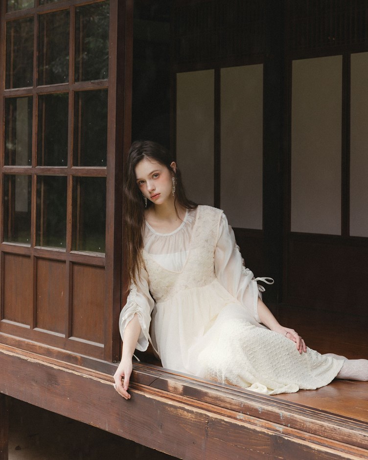 日系圓領抽皺袖透膚長版上衣