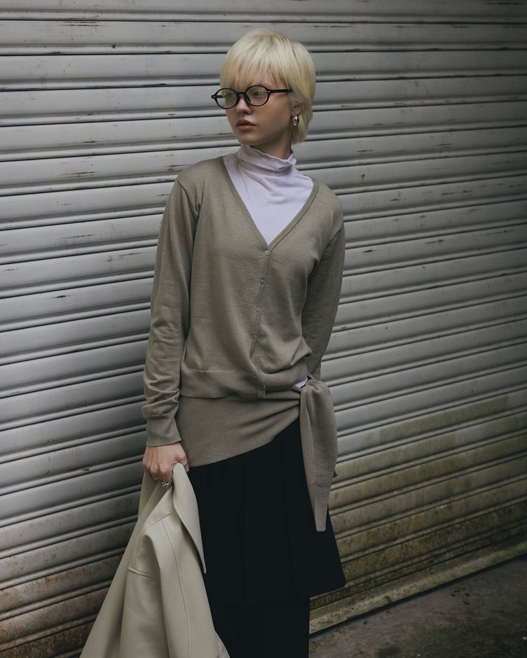 V領柔軟針織外套 (附領巾)