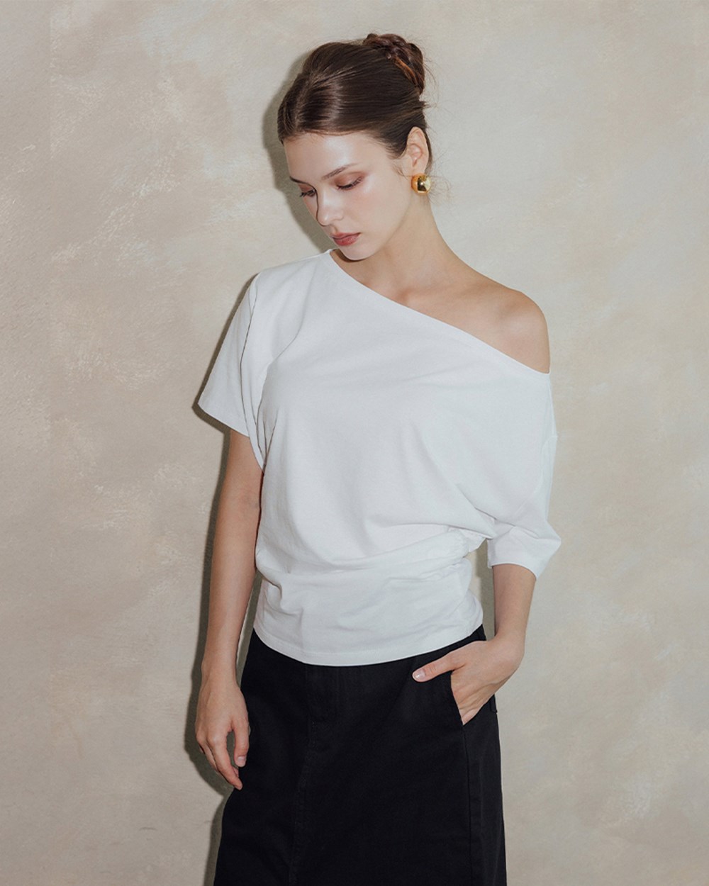 寬鬆斜肩抓皺短袖上衣