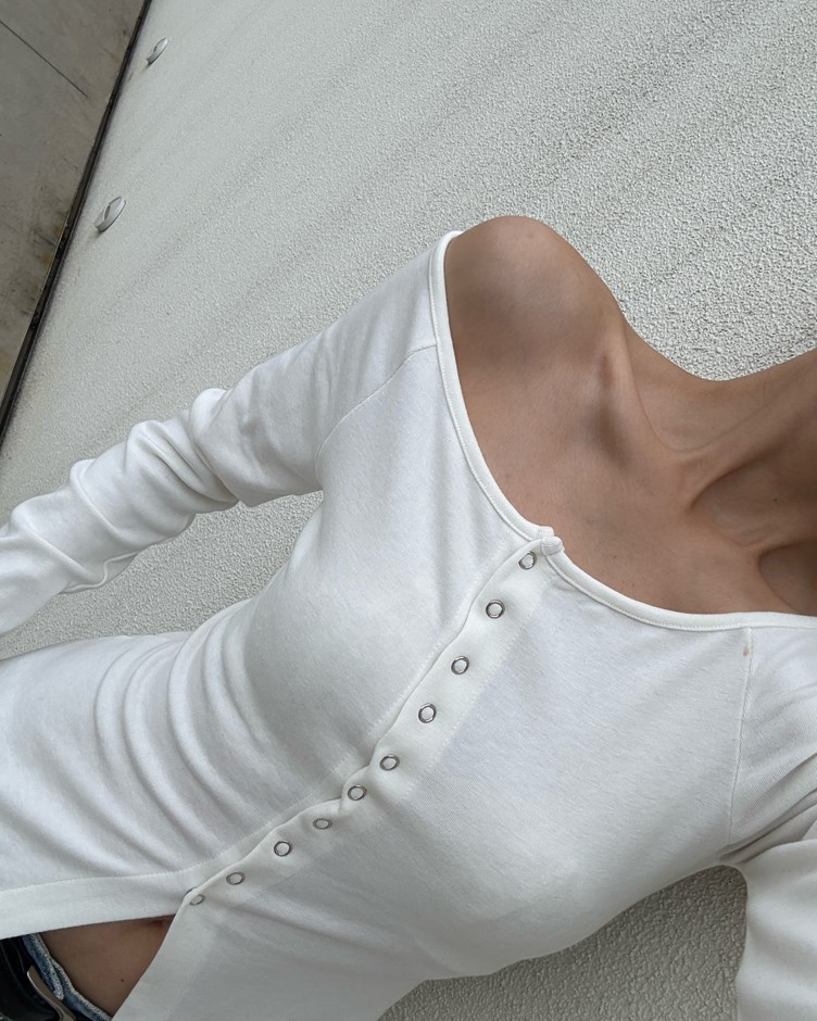 26 Muse Fit 排釦彈性一字領上衣