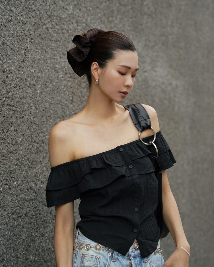 一字領荷葉排扣上衣