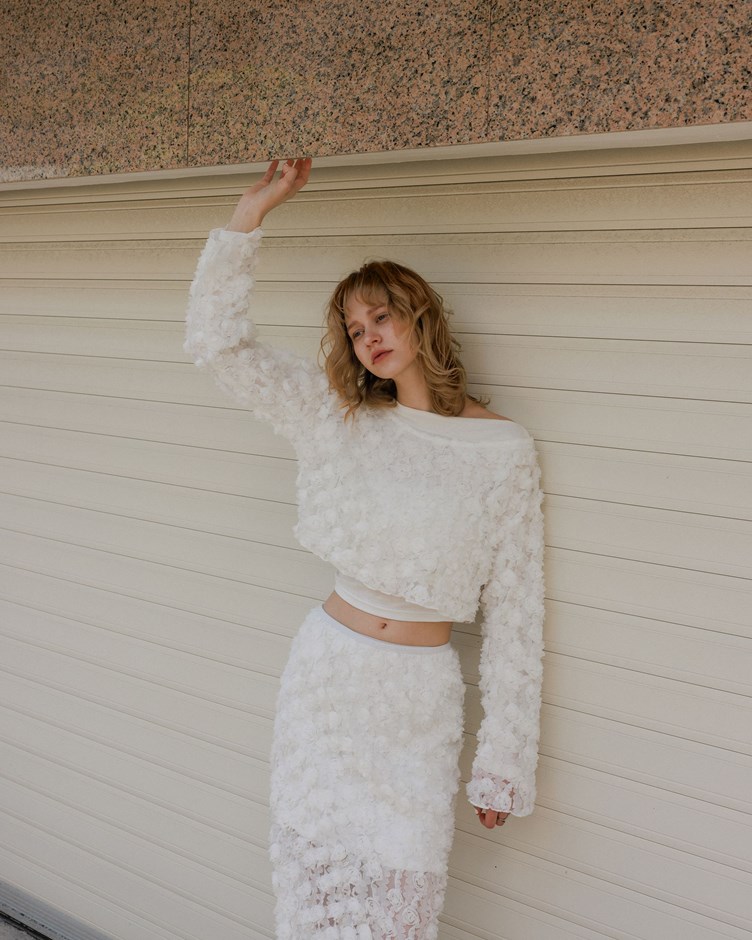 透肌感立體花朵大圓領上衣