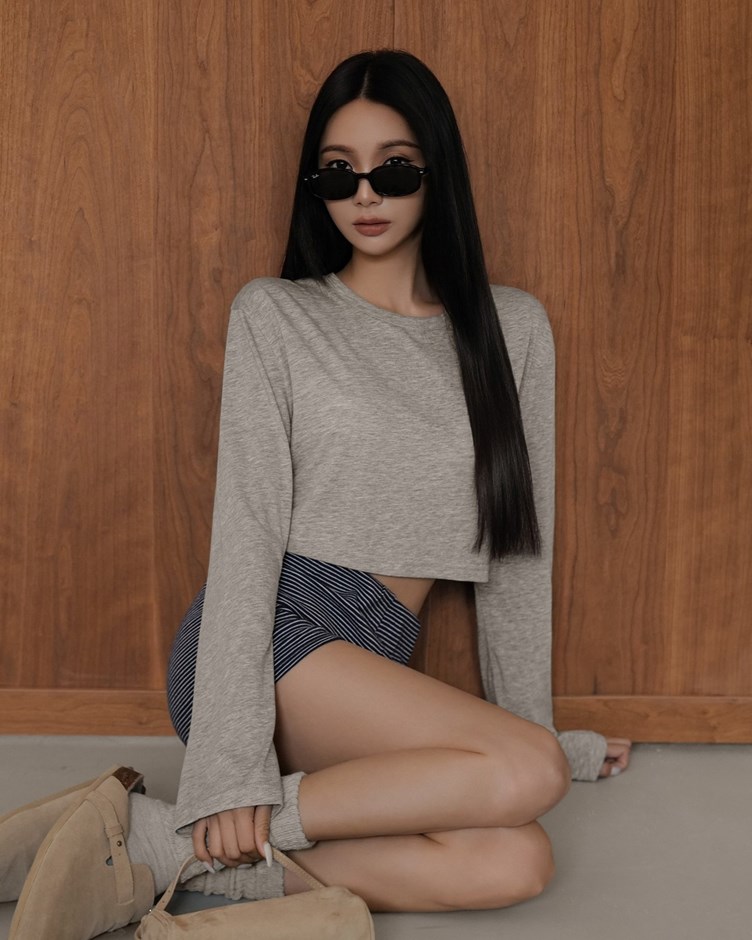 透肌短版長袖上衣