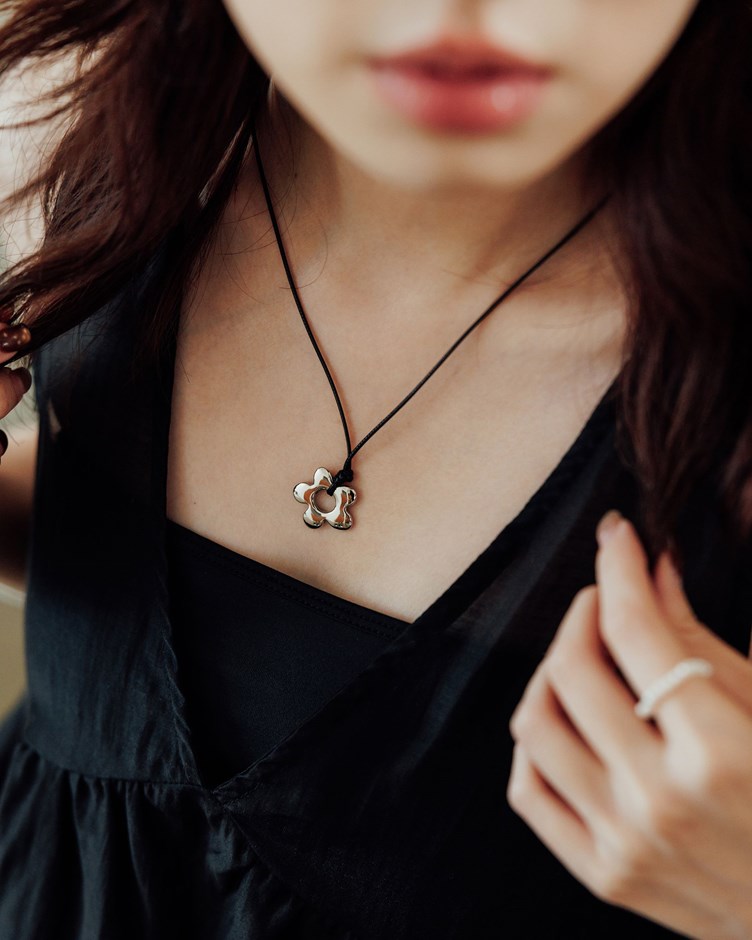 花朵造型皮繩調節長項鍊