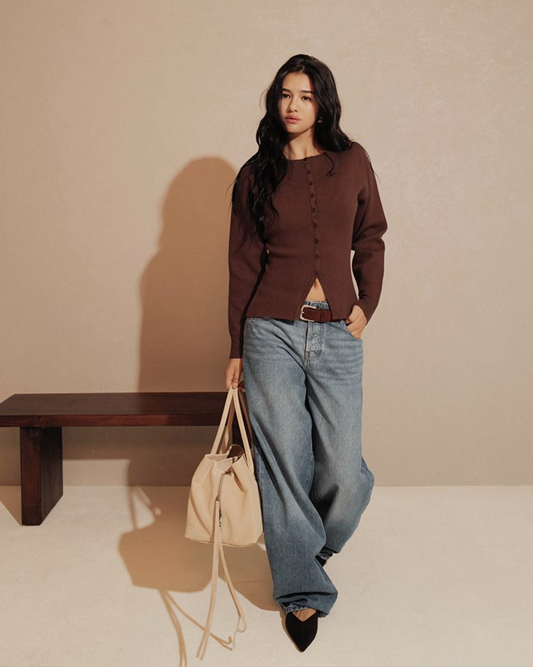 圓領平紋排釦針織小外套(The Elaru label 聯名款-Eleanore)