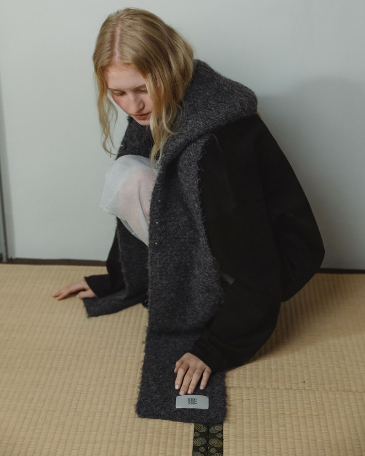 品牌LOGO磨毛感排釦連帽圍巾