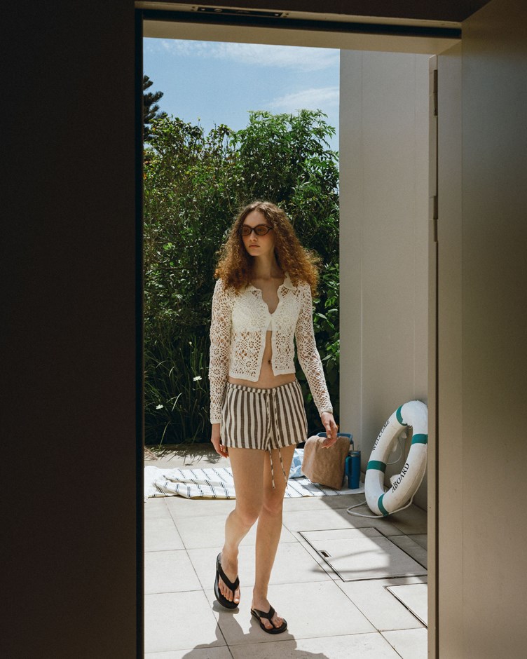 簍空手勾花朵針織上衣