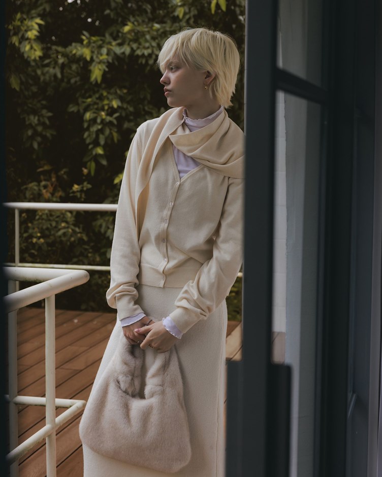 V領柔軟針織外套 (附領巾)