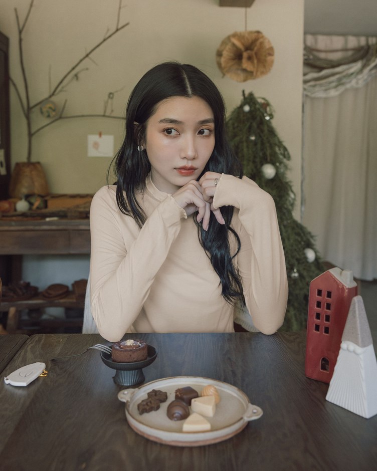 舒適柔膚木耳捲邊高領上衣