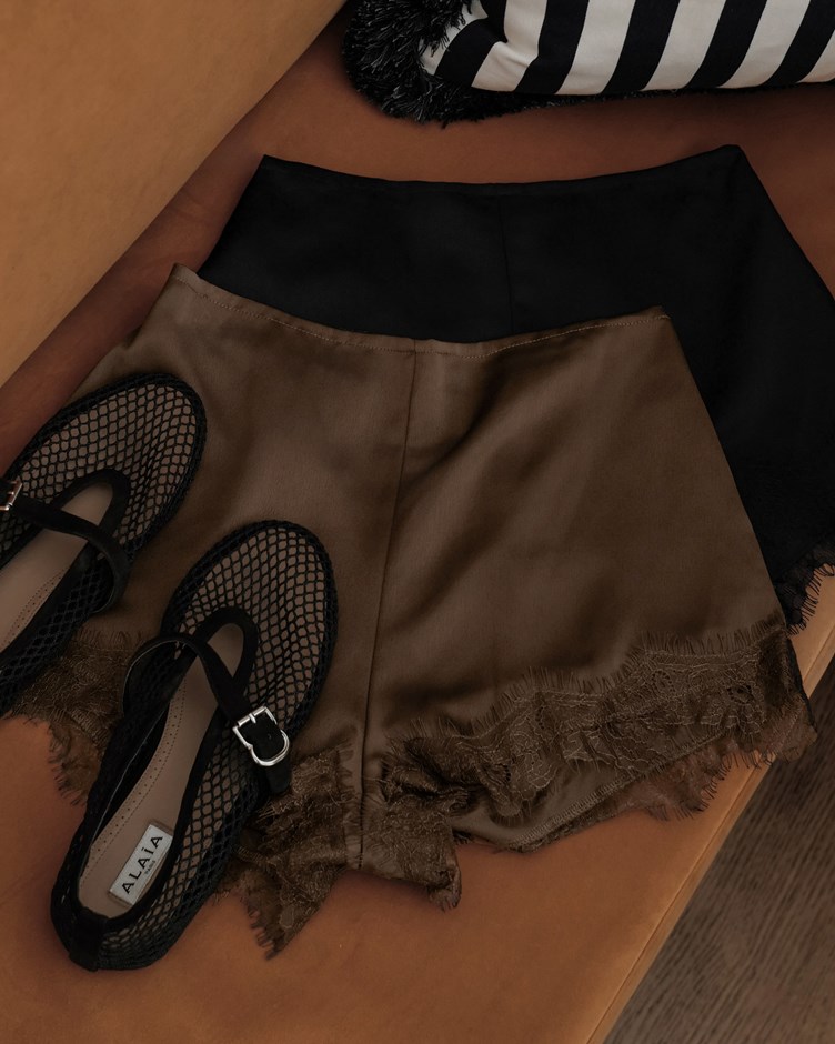 蕾絲拼接緞面短褲