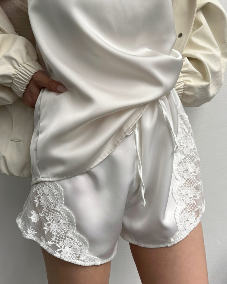 法式蕾絲飾邊緞面短褲