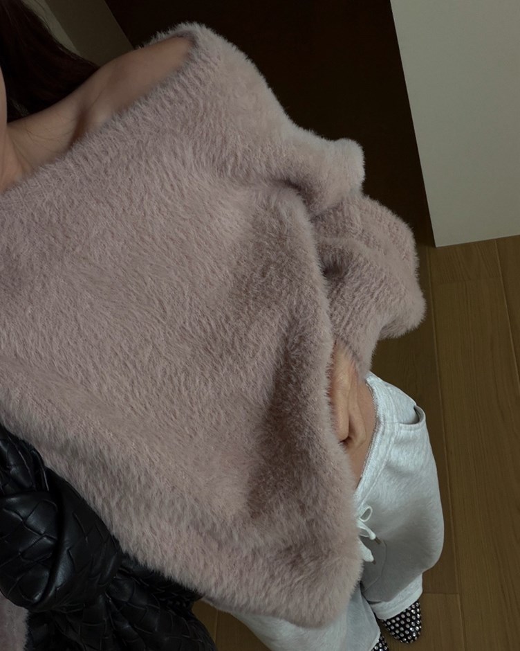 柔軟毛毛可露肩針織上衣