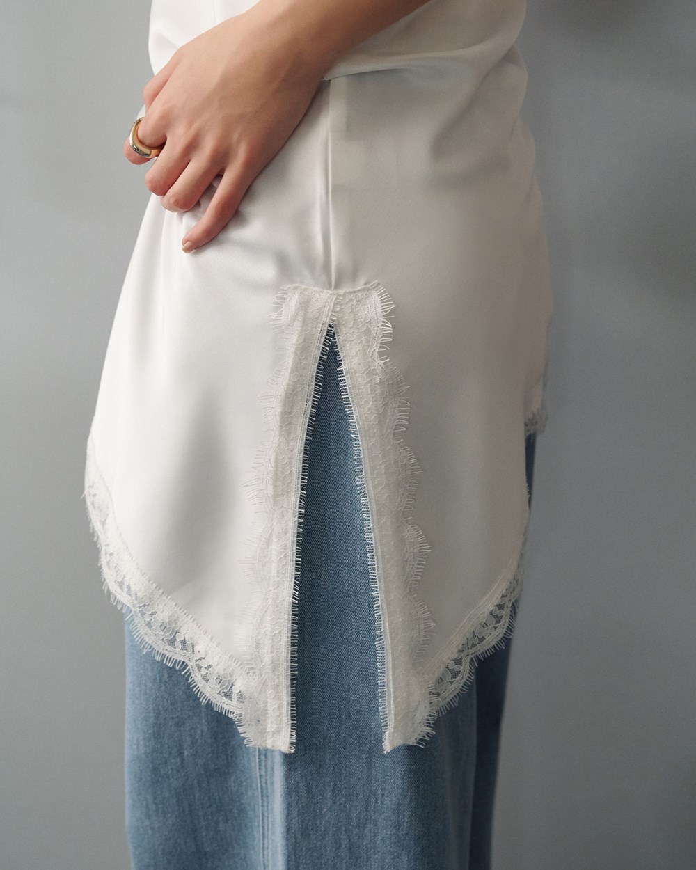 細肩帶蕾絲不對稱緞面上衣