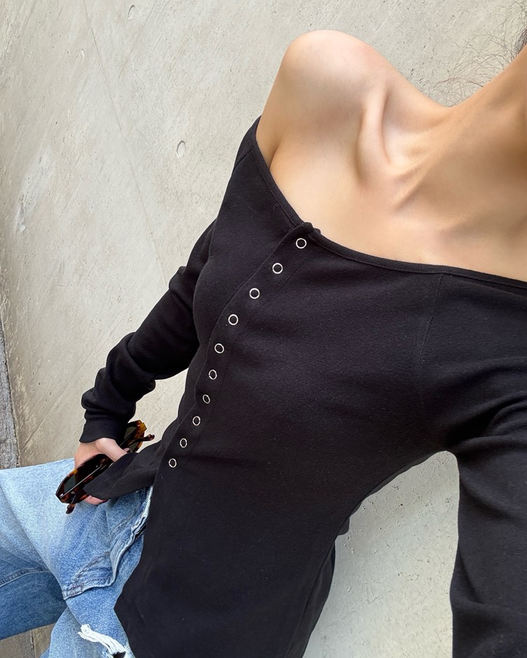 26 Muse Fit 排釦彈性一字領上衣