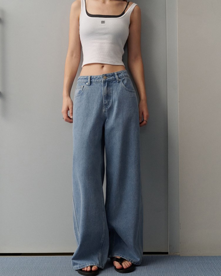 品牌LOGO水洗刷色剪裁牛仔褲