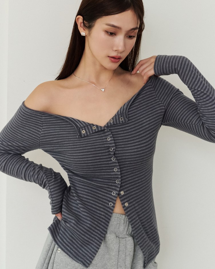 01 一字領排釦條紋長袖上衣