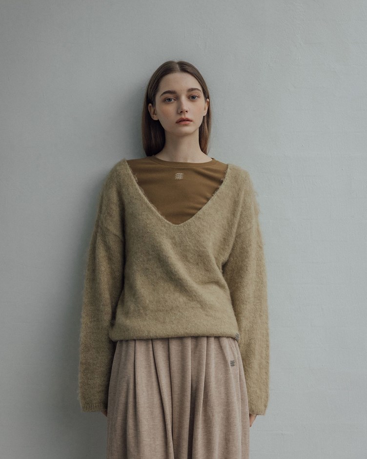 品牌LOGO磨毛感V領針織上衣