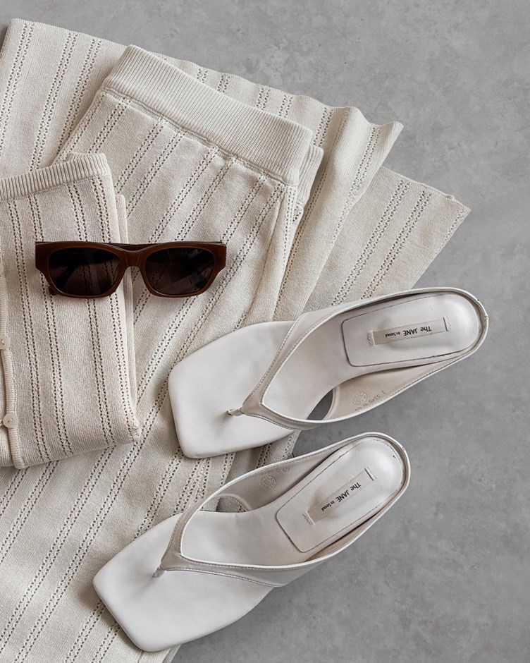 極簡方頭夾腳低跟涼鞋