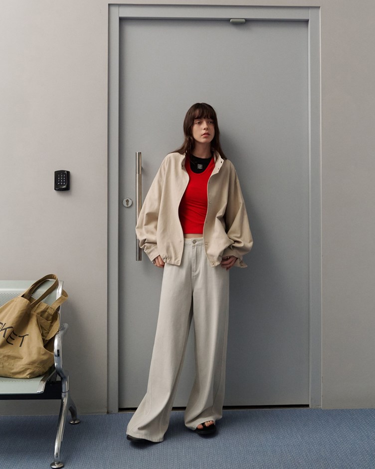 品牌LOGO水洗刷色剪裁牛仔褲