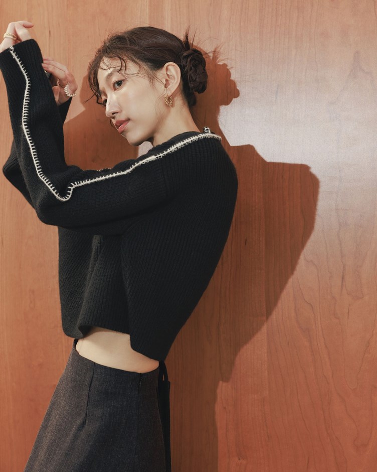 配色縫線小立領短版針織毛衣