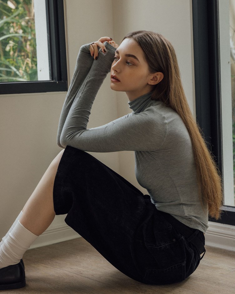 品牌LOGO親膚柔感高領長袖上衣