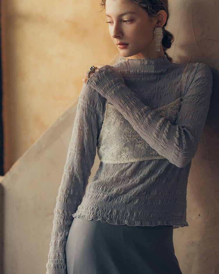 輕透細褶縐縐小高領上衣