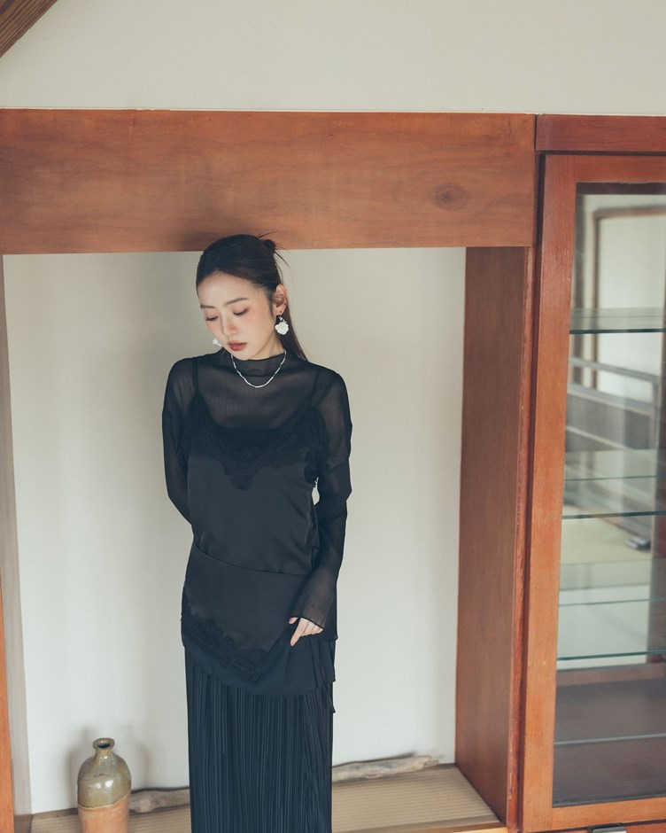 緞面蕾絲層次外綁帶細肩上衣