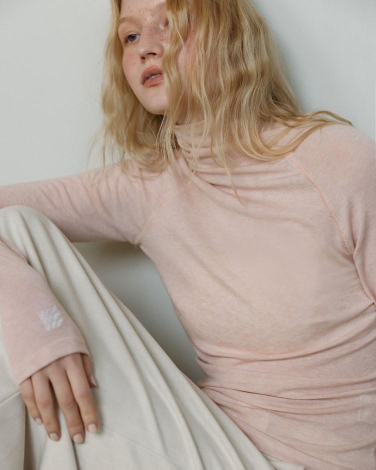 品牌LOGO天絲羊毛高領上衣