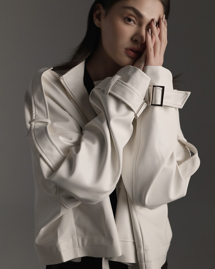 俐落短版拉鍊皮衣