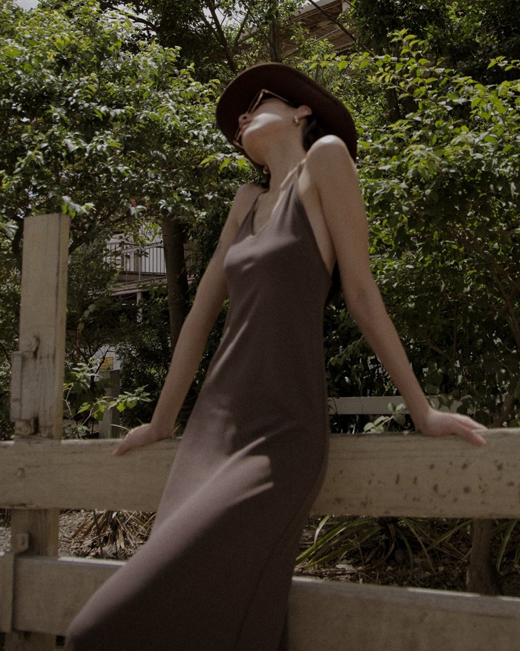 細帶挖背完美曲線長洋裝