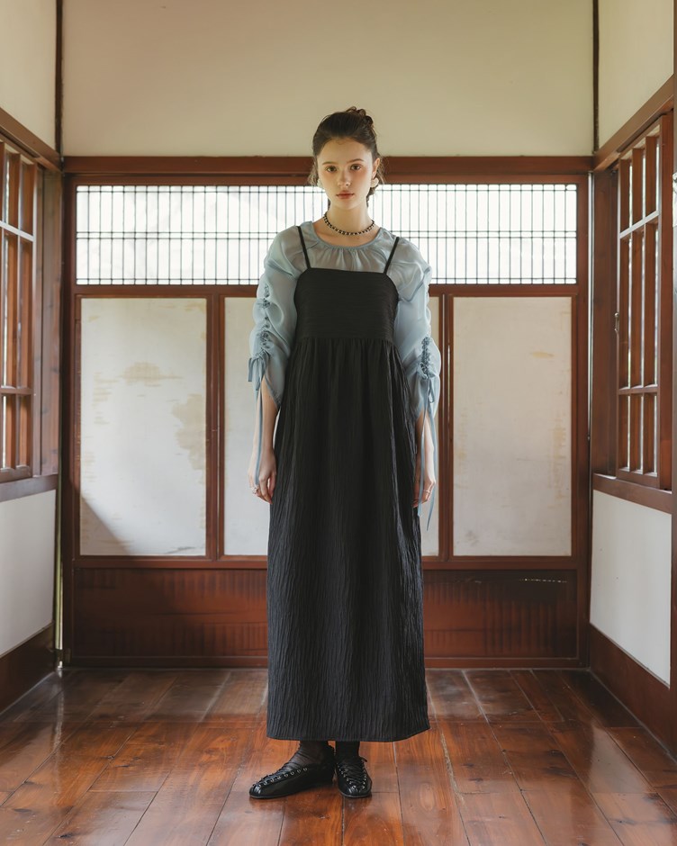 立體壓紋平口花苞吊帶洋裝