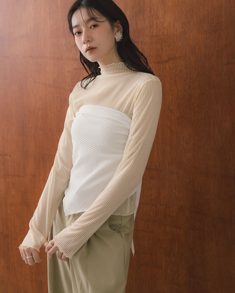 透膚線條微高領上衣