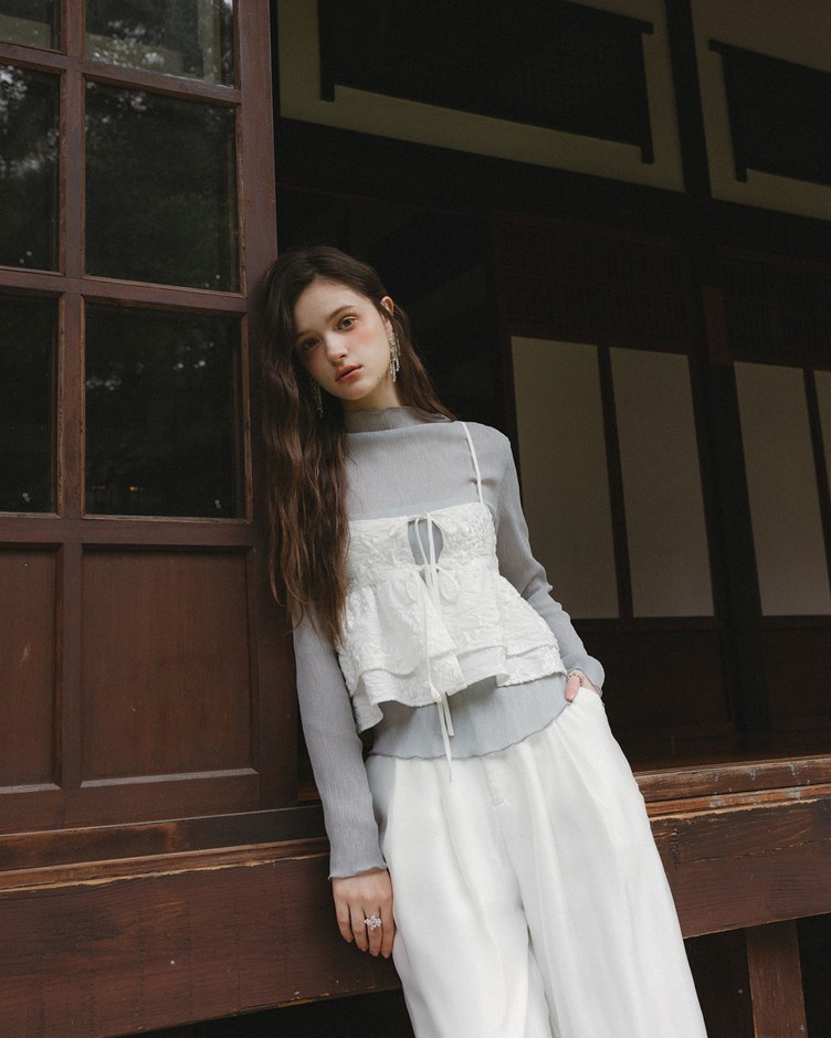 輕透細壓紋捲邊上衣