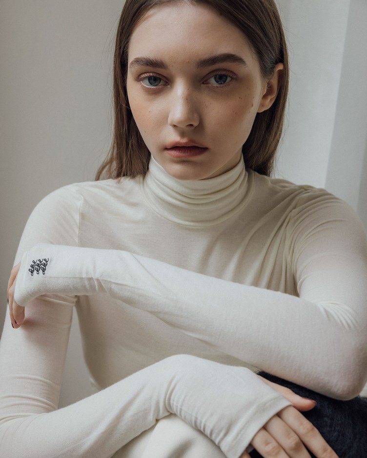 品牌LOGO親膚柔感高領長袖上衣