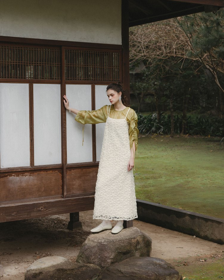 日系小花線條細肩帶長版罩衫