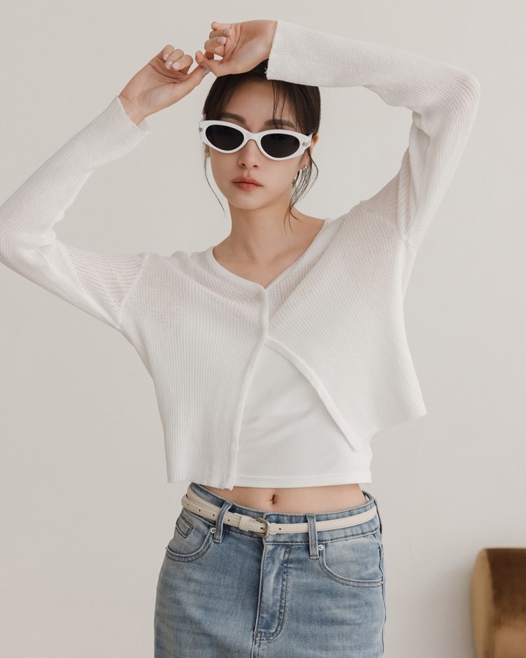 透膚坑條V領開釦上衣