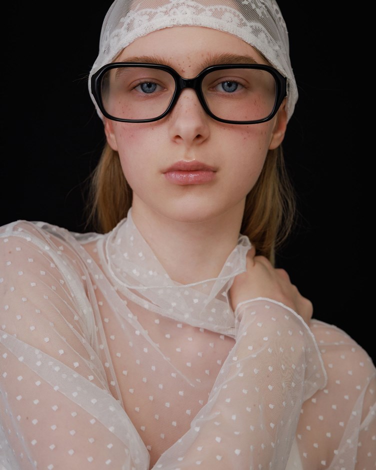 透肌點點緹花網紗高領上衣