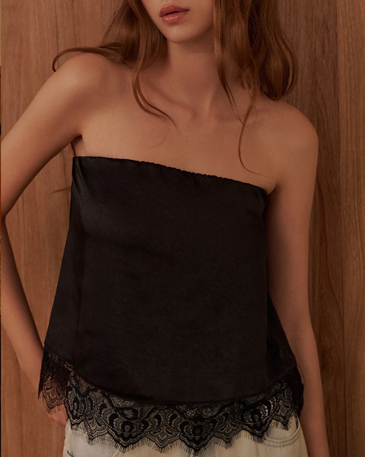 光澤感平口蕾絲上衣