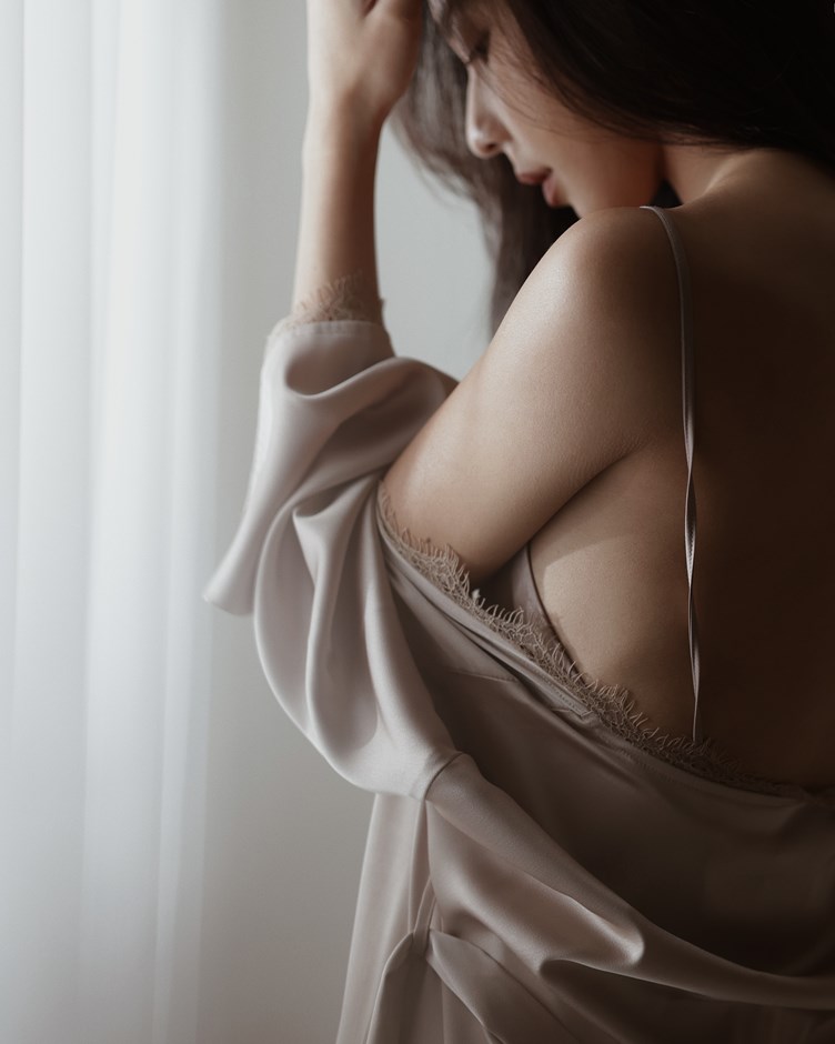 MY FIRST’ 優雅緞面蕾絲睡袍