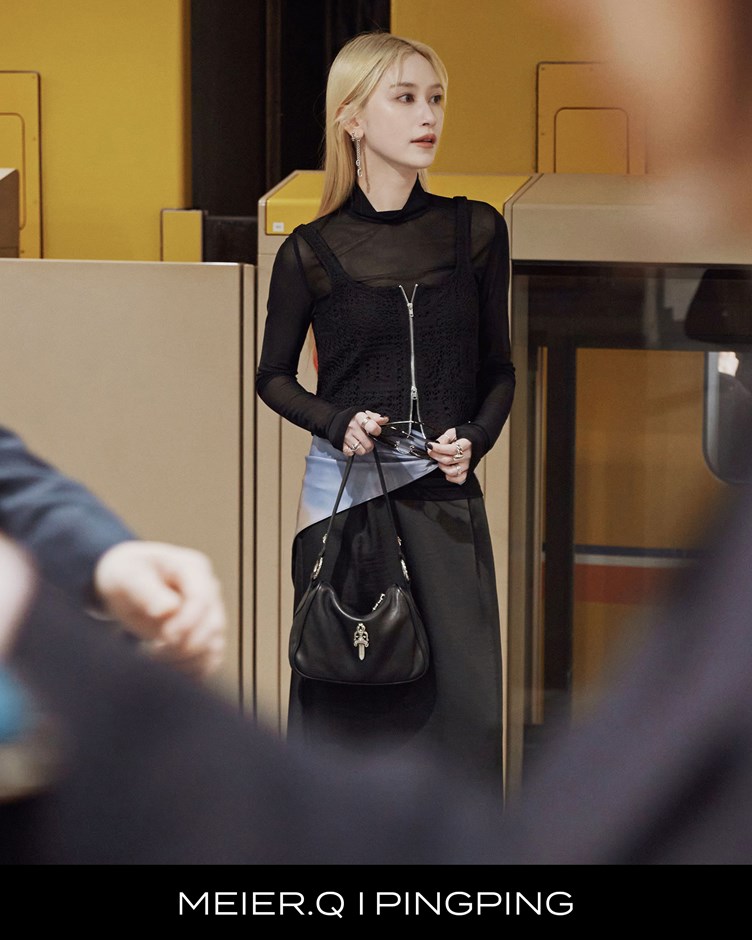 pingping-刺繡LOGO透膚上衣