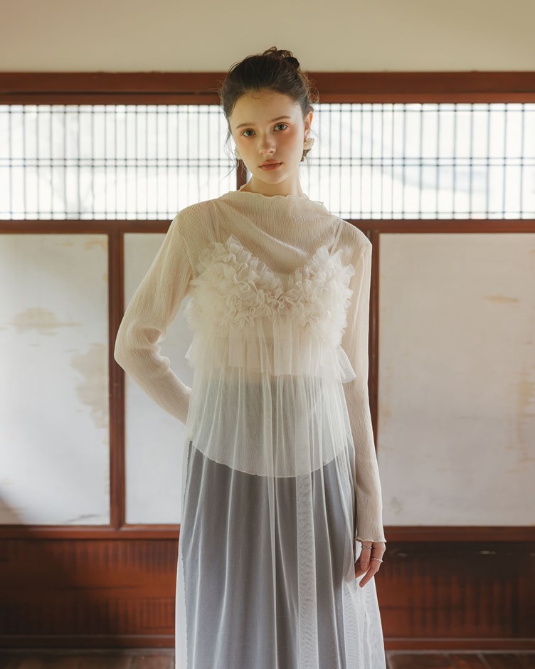 輕透細壓紋捲邊上衣