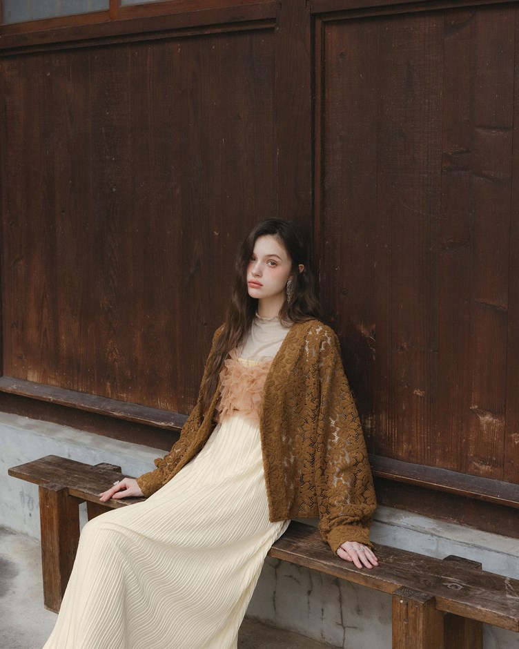 簍空花朵勾扣罩衫外套