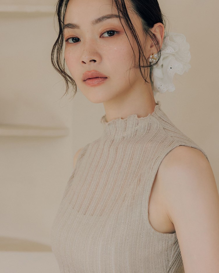 亮亮直紋透肌小高領背心
